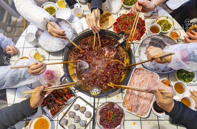 ！重庆火锅“涮出”3千亿大市场PG麻将胡了网站入口热辣滚烫(图1)