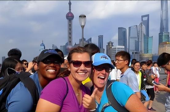 华免签的外国人回国后开始茶不思饭不想PG麻将胡了风向彻底变了!第一批来(图3)