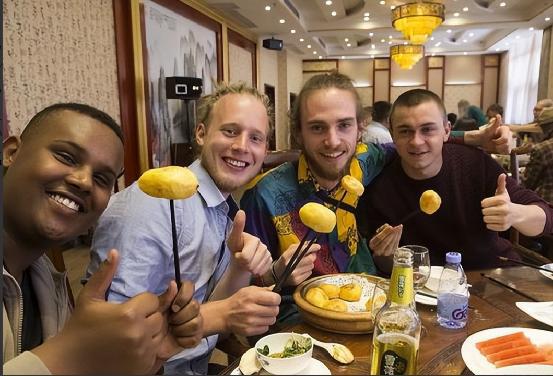 华免签的外国人回国后开始茶不思饭不想PG麻将胡了风向彻底变了!第一批来(图8)